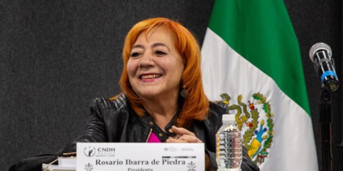 Rosario Piedra levanta la mano para un segundo periodo al frente de la CNDH