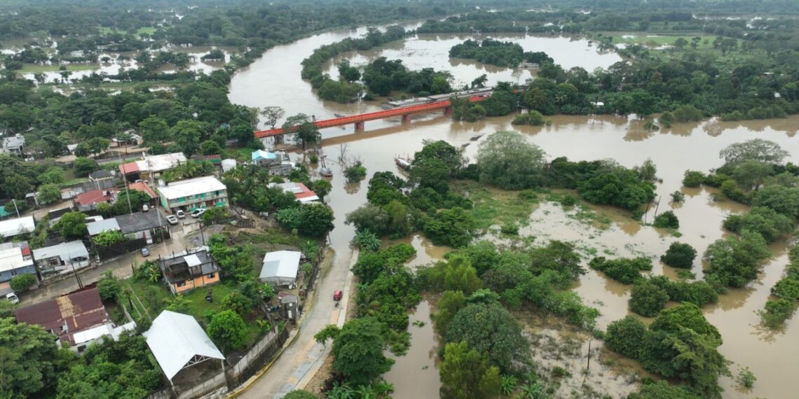 Se desborda río Coatzacoalcos e inunda 51 comunidades de Veracruz