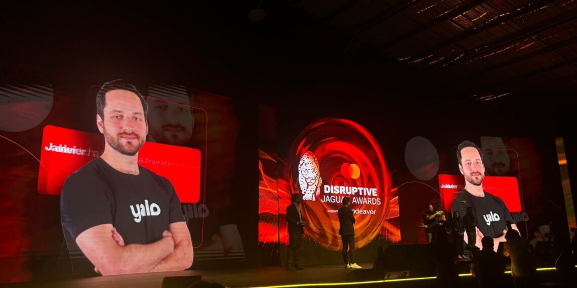 Javier Mata, CEO de Yalo, recibe el premio como innovador en los «Disruptive Jaguar Awards 2024» de Mastercard y Endeavor