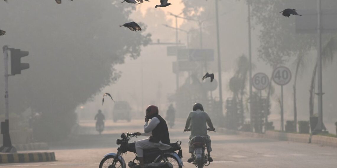 Ciudad de Pakistán registra contaminación 40 veces superior al límite de la OMS
