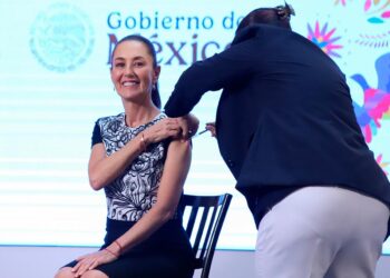 Sheinbaum se vacuna contra la influenza tras conferencia; ‘es recomendación de los médicos’