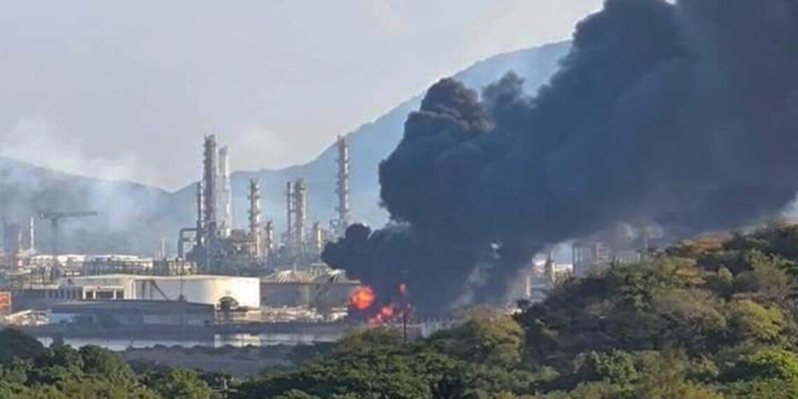 Reportan incendio en refinería de Pemex en Salina Cruz