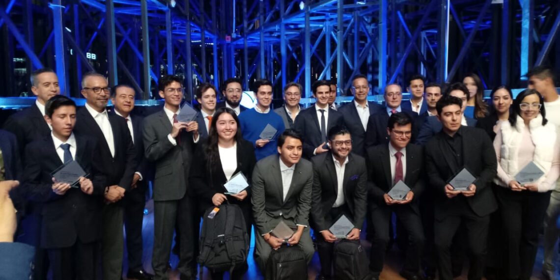 Ganadores del RETO ACTINVER son premiados en la Bolsa Mexicana de Valores