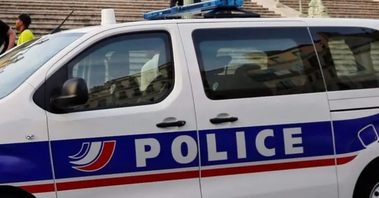 Policía libera rehenes y captura al hombre atrincherado en las afueras de París
