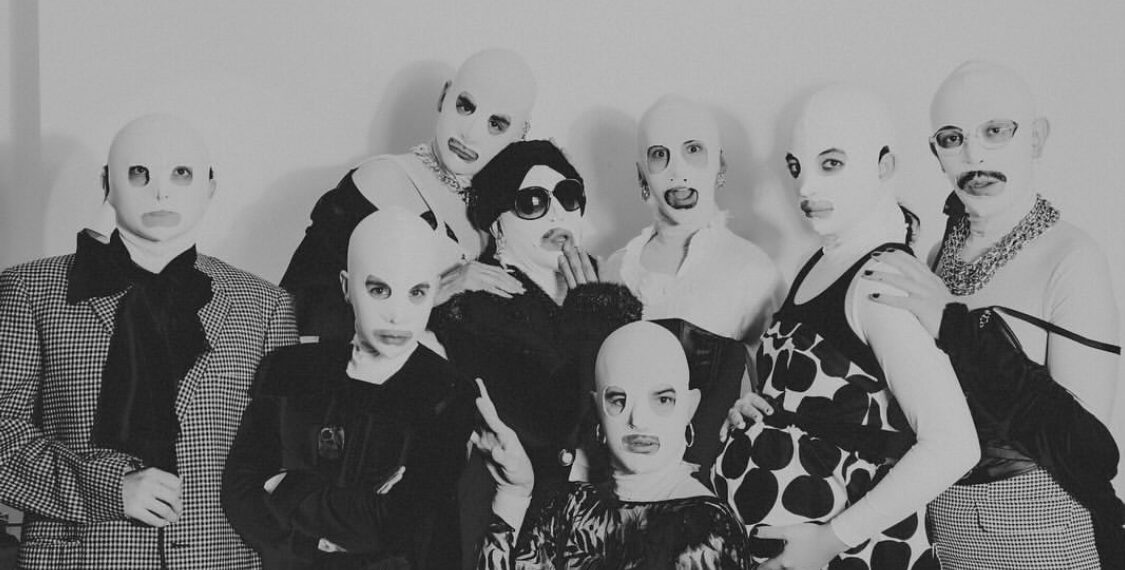 El amarillo sol de tus cabellos largos: un llamado a la resistencia y la identidad a través de humor y farsa