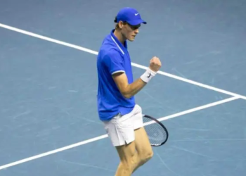 Jannik Sinner mete a Italia en otra final y elimina a Australia