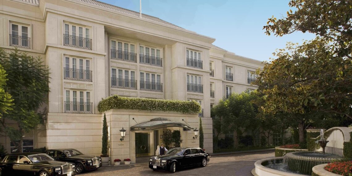 Hoteles icónicos de Beverly Hills celebran las fiestas navideñas