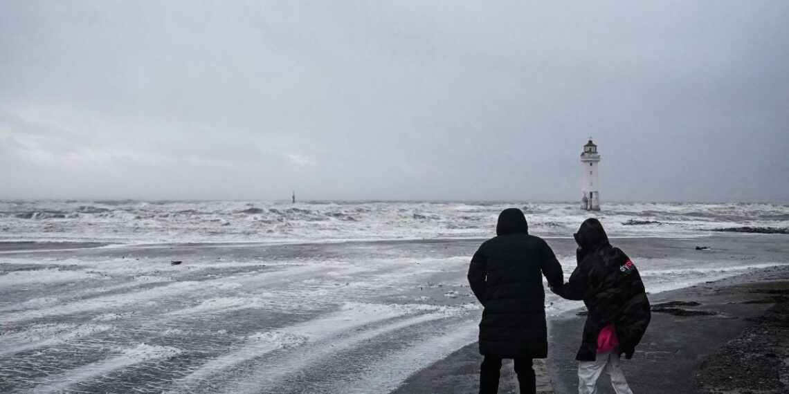 Tormenta ‘Darragh’ azota al Reino Unido, deja cortes de energía y cancelaciones de trenes