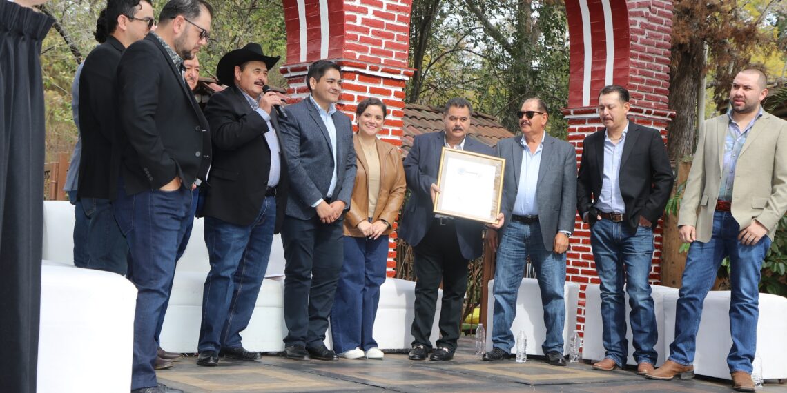 LOS HURACANES DEL NORTE ya tienen avenida propia y reciben las llaves de la ciudad, para orgullo del regional mexicano