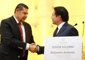 Mario Delgado resalta la educación como eje central en la 4T durante toma de protesta de Alejandro Armenta en Puebla