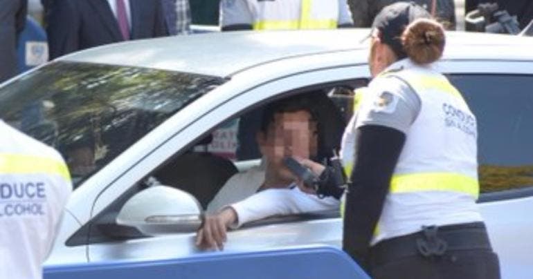 Joven intenta huir del alcoholímetro y choca con patrulla en CDMX