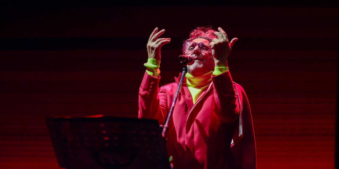 Disfrutan más de 80 mil personas la música de Fito Páez en el Zócalo de la Ciudad de México