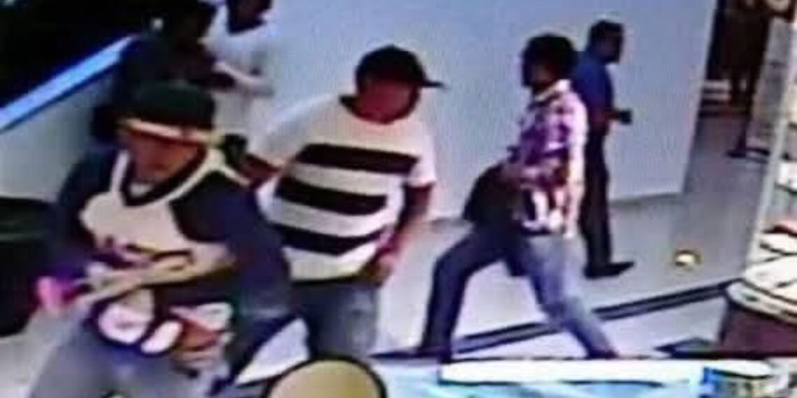 Asalto millonario en joyería desata pánico en la Gran Plaza de Cancún
