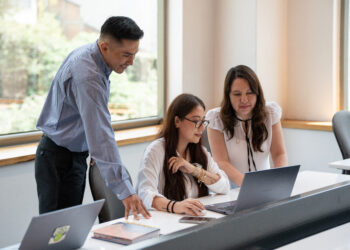 ¡Estudia en el extranjero este 2025 con la campaña #VuelaConLaudex y haz realidad tus sueños académicos!