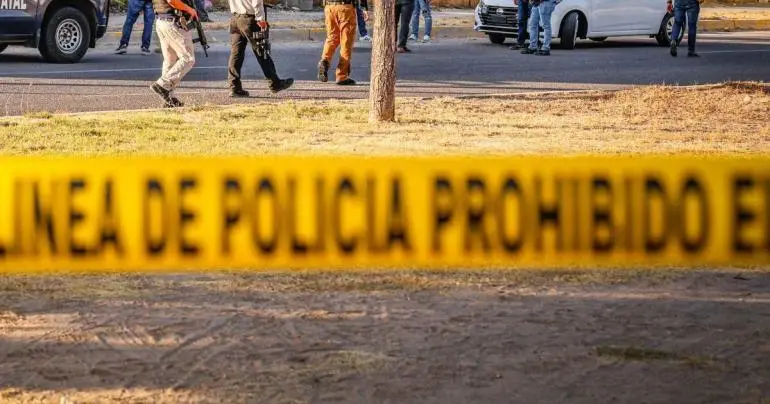 Privan de la libertad a exagente de la FGE de Sinaloa; viajaba con su hija de 7 años