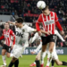Doblete de Til lidera remontada del PSV ante NAC Breda y consolida el liderato
