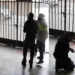 Asaltantes se hacen pasar por trabajadores y encañonan a una familia en León