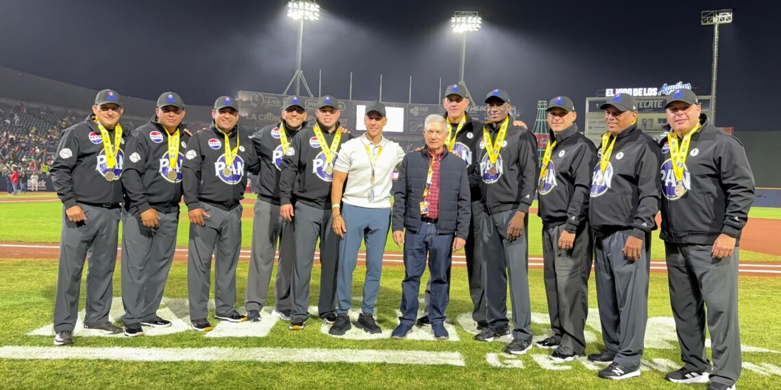 Umpires de la Serie del Caribe 2025 reciben reconocimiento de la Confederación de Beisbol Profesional del Caribe y la marca P.A.N.
