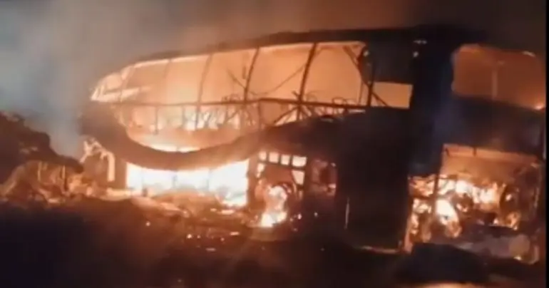 Choque entre autobús y tráiler en carretera Escárcega-Villahermosa deja 35 muertos