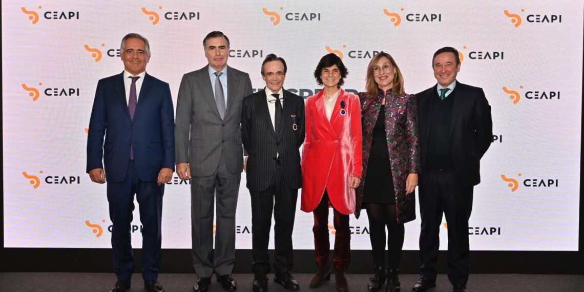 Diego del Alcázar y María Benjumea reciben la medalla de Honor de CEAPI