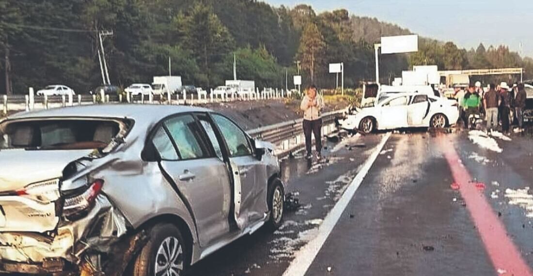 Carambola en la México-Toluca deja 9 vehículos involucrados y más de 10 heridos