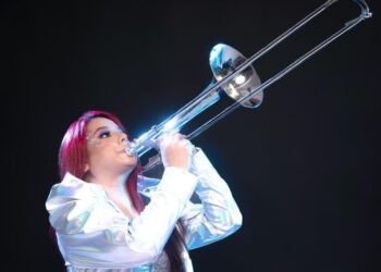 MARÍA BALVINA IRRUMPE EN LA ESCENA MUSICAL CON SU NUEVO SENCILLO “ÁMATE”, UNA FUSIÓN DE SALSA Y ELECTRÓNICA