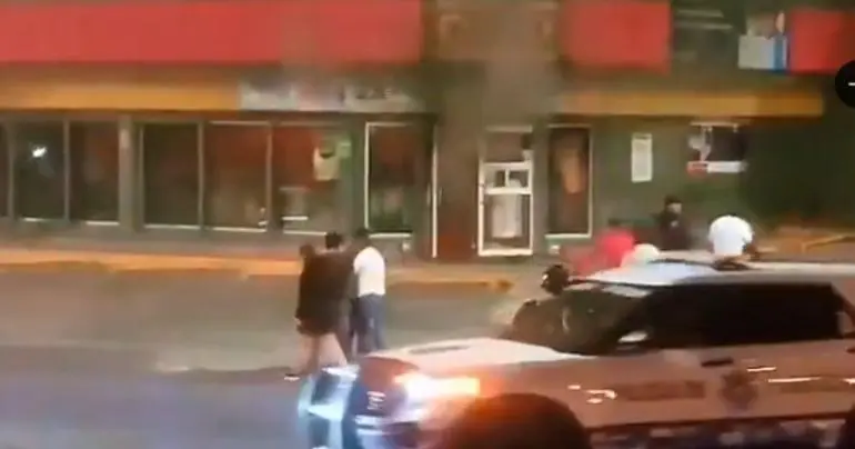 Asesinan a dos policías municipales e incendian tienda de conveniencia en Puebla