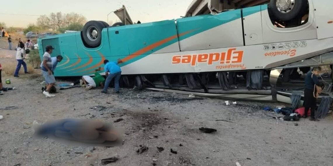 Choque entre camioneta y autobús deja 2 muertos y 29 heridos en Matamoros, Coahuila