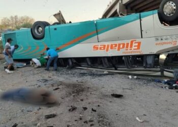 Choque entre camioneta y autobús deja 2 muertos y 29 heridos en Matamoros, Coahuila
