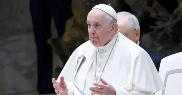 El Papa sufre un ‘repentino’ empeoramiento respiratorio tras una crisis de broncospasmo