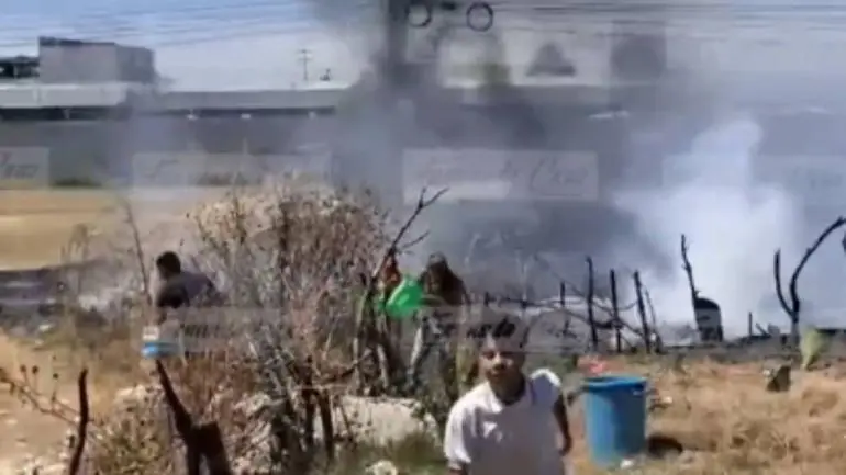Estudiantes de secundaria sofocan incendio en Ecatepec con ayuda de vecinos