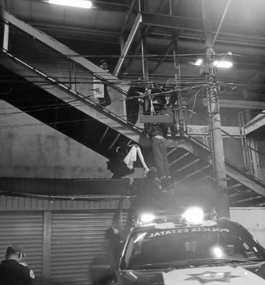 Hallan cuerpo colgado en escaleras del Metro Olímpica, Línea B