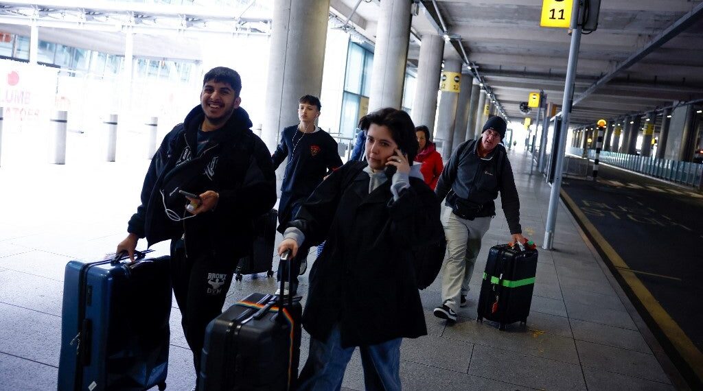 Incendio eléctrico paraliza el aeropuerto de Heathrow; afecta cientos de vuelos globales