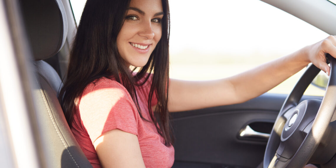 Descubre los factores por los que un seguro de auto tiene menor costo para las mujeres en comparación a otro tipo de pólizas
