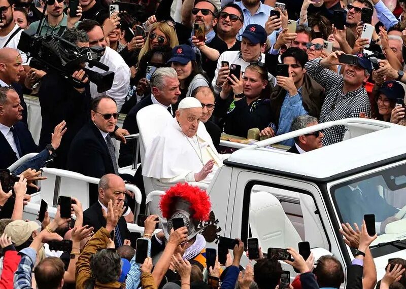 Papa Francisco reaparece para el Urbi et Orbi y saluda desde el papamóvil