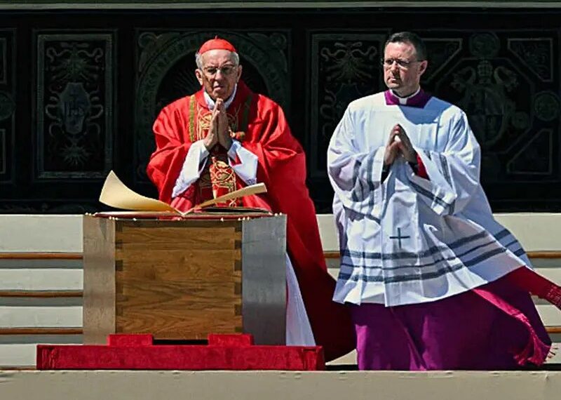 Cardenal Re destaca el llamado del papa a Trump a «construir puentes, no muros»