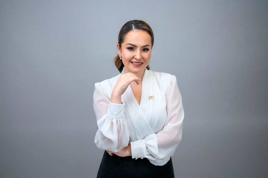 De emprendedora a CEO global: El imperio de belleza de Cinthia Holguín