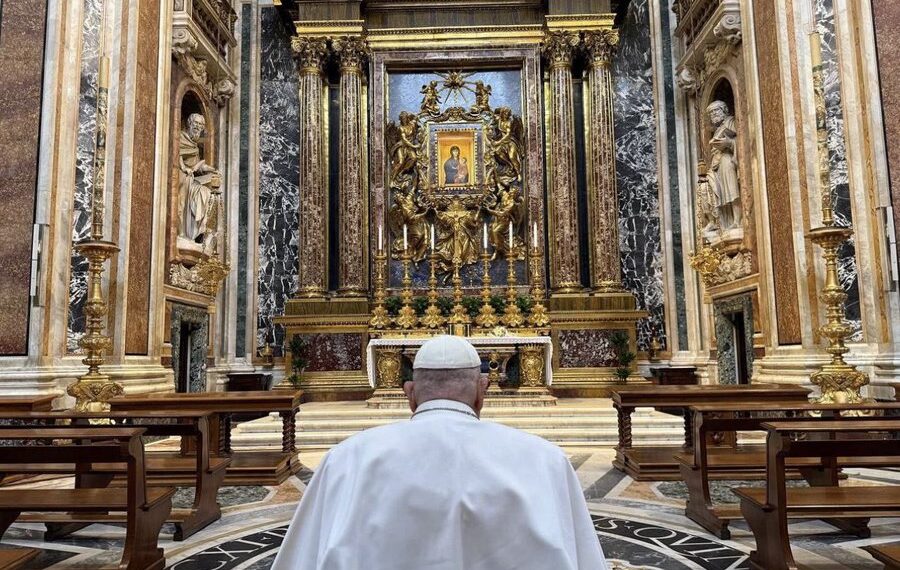 Papa Francisco Acude por Sorpresa a Santa María la Mayor para Rezar Antes de la Semana Santa