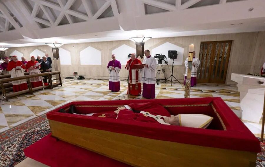 El príncipe William asistirá al funeral del Papa Francisco en lugar del rey Carlos