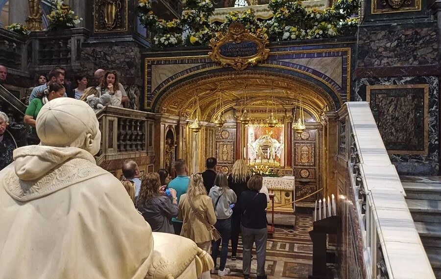 Así será la tumba en la que será enterrado el papa Francisco: una simple losa de mármol en el suelo