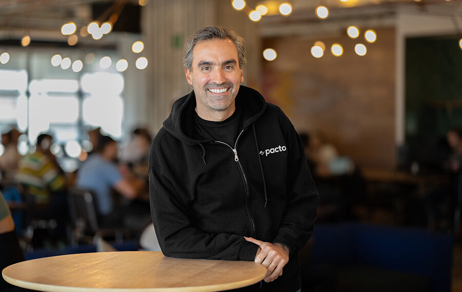 De la banca tradicional a emprendedor: la historia del exbanquero que creó una ﬁntech para modernizar la experiencia de cobro