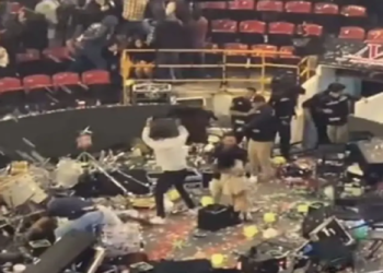 Luis R. Conriquez es abucheado y corrido del Palenque de Texcoco por no cantar corridos