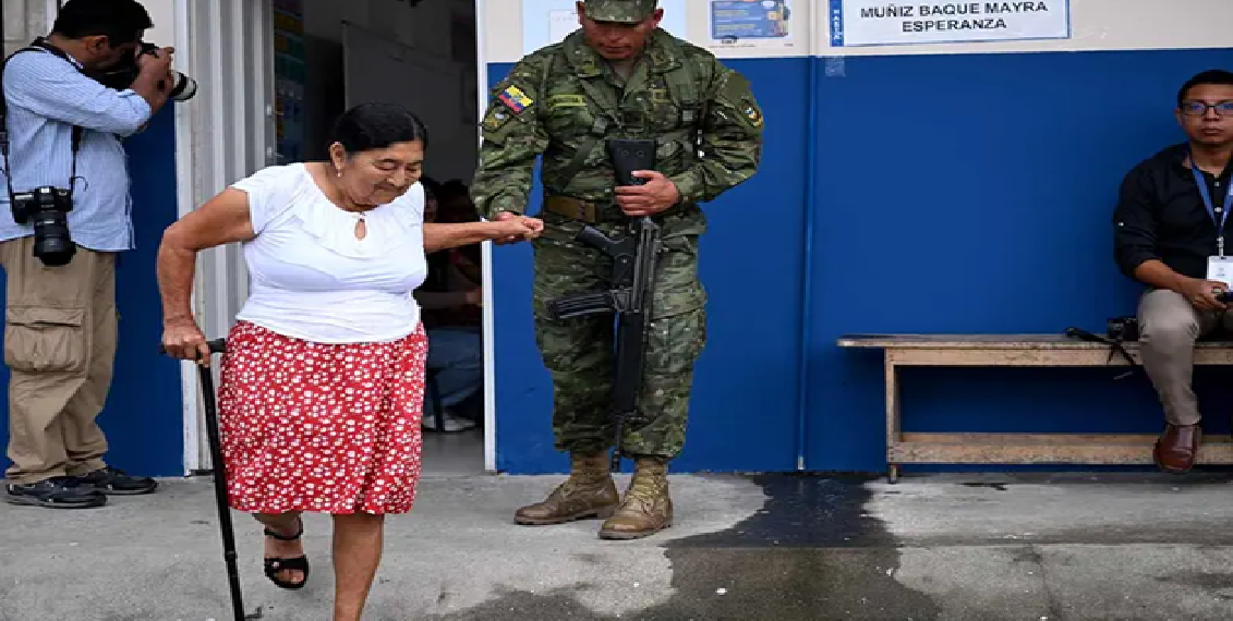 Ecuatorianos votan para elegir presidente entre Noboa y la izquierdista González