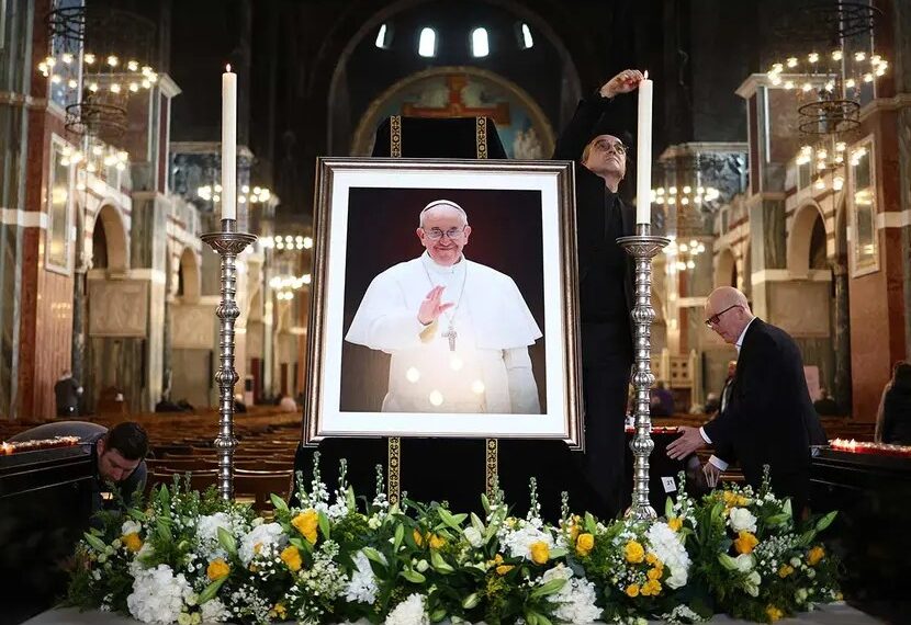 Papa Francisco | Estupor y devoción en la plaza de San Pedro tras anunciar su muerte