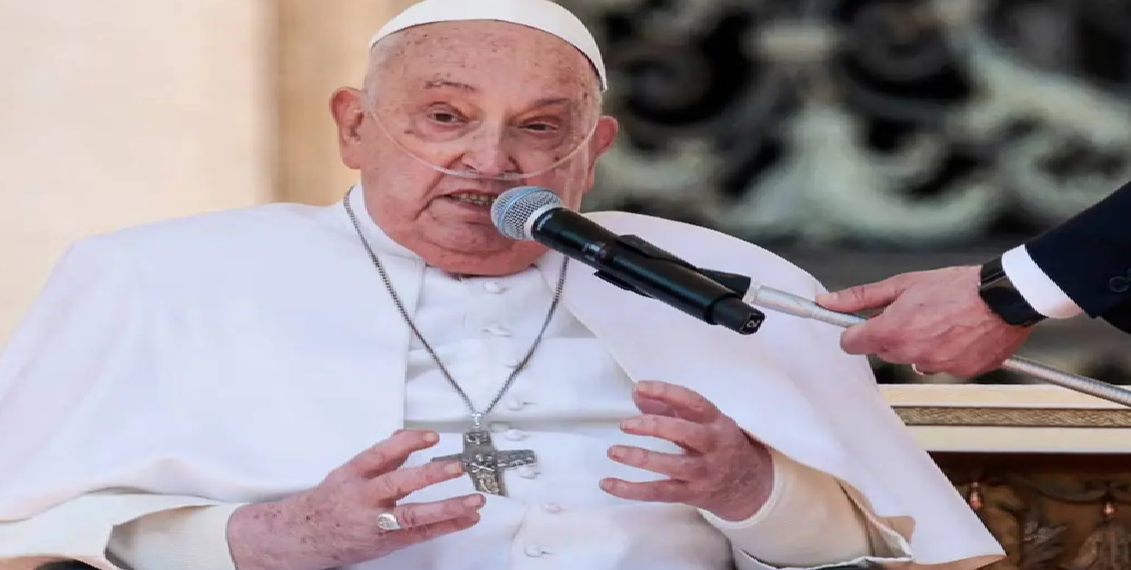 El Papa Francisco, convaleciente, aparece por sorpresa en la plaza de San Pedro