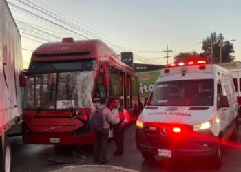 Choca tráiler contra Metrobús en Lindavista Vallejo con saldo de 11 lesionados