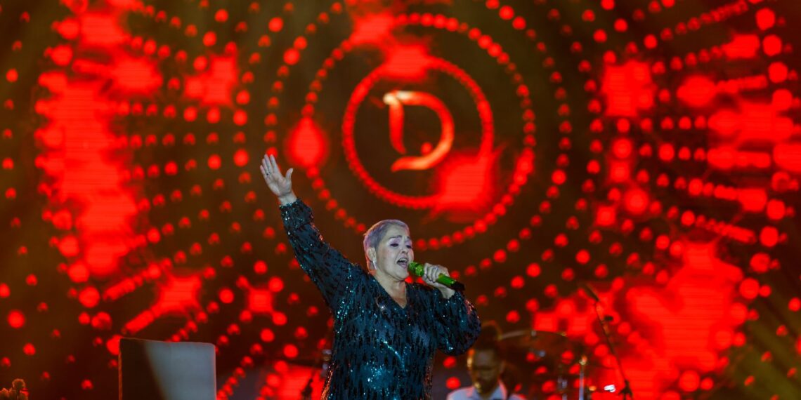 FESTEJAN 100 MIL PERSONAS EL DÍA DE LAS MADRES CON CONCIERTO DE LUPITA D’ALESSIO EN EL ZÓCALO
