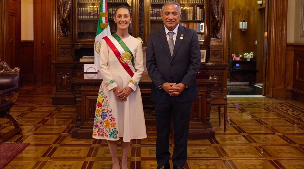 Claudia Sheinbaum dialoga con el primer ministro de Belice, John Briceño