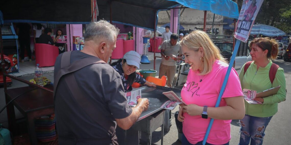 Mari Tania Castillo Serrato acerca sus propuestas a la comunidad universitaria