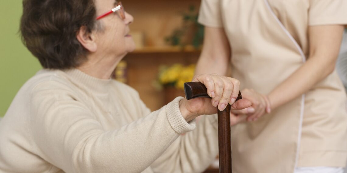 Alertan por falta de regulación en casas improvisadas para cuidado de adultos mayores